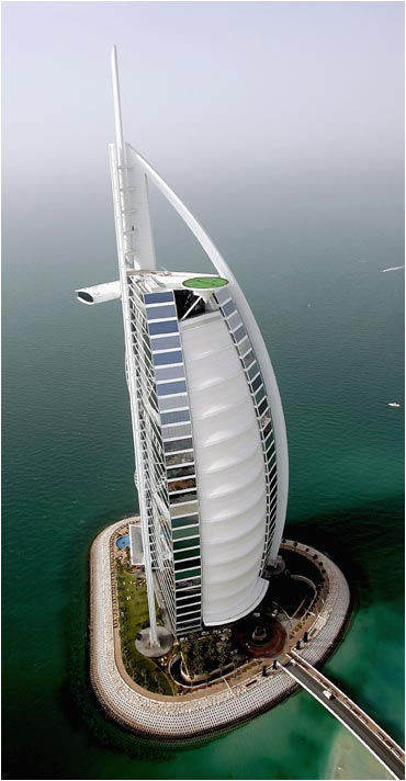迪拜七星级酒店顶端的“空中网球场”2.jpg