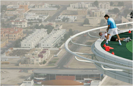 迪拜七星级酒店顶端的“空中网球场”4.jpg