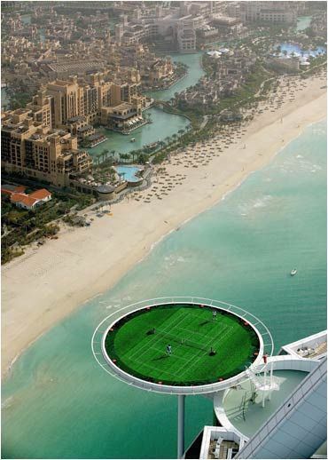 迪拜七星级酒店顶端的“空中网球场”1.jpg