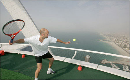 迪拜七星级酒店顶端的“空中网球场”3.jpg