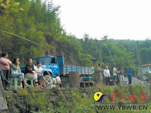 四川南广河冒出神秘气泡 河水如开水翻滚(图)