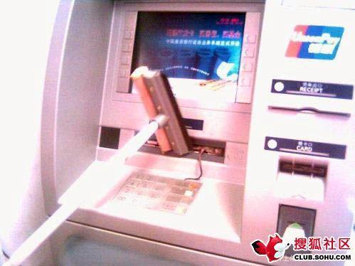 1.某天在某地建行ATM机排队，前面的一个储户正在取款，ATM机出钞口打开了，那人正要伸手去拿，谁知送出来的是一只活老鼠。。。。。。Oh,mygod!...... .jpg