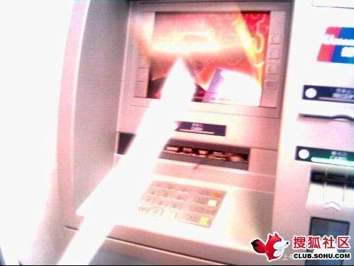 3.老鼠虽然挨了打，但是还是很固执，就是赖在里面不出来，或许老鼠也是想钱想疯了？。。。。。。 .jpg