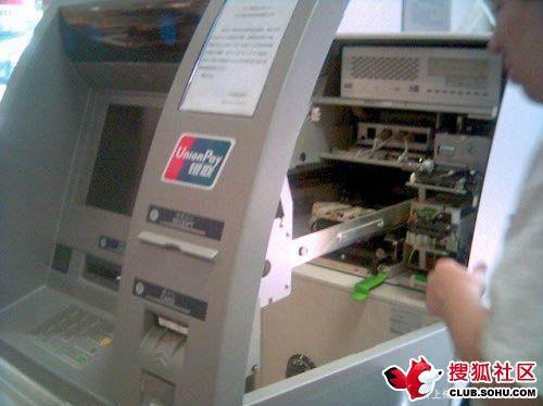 5.更关键的是建行工作人员没有去查明老鼠是怎么钻进取款机的就草率处理完毕恢复正常使用了,不知道以后会不会又有人取钱再吐出只老鼠来? .jpg