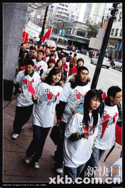 海内外华人万众一心举国旗护圣火(组图)