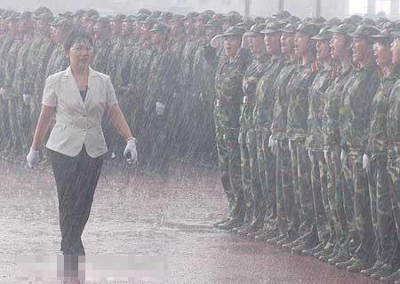 90后新生雨中阅兵，女校长淋雨检阅(组图)