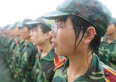 90后新生雨中阅兵，女校长淋雨检阅(组图)(3)