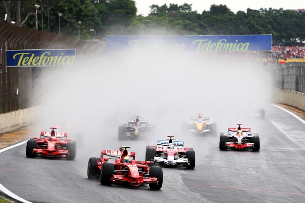 图文-F1巴西站正式比赛马萨率先进入首个弯道